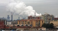 L’Ilva non sta rispettando le prescrizioni previste dalla nuova Autorizzazione integrata ambientale firmata dal ministro dell’Ambiente Corrado Clini lo scorso 26 ottobre e dunque sta continuando ad inquinare, aumentando il danno ambientale già in atto. A sostenerlo, con una vera e proprio comunicazione di reato inviata alla Procura lo scorso 13 febbraio sono il direttore generale di Arpa Puglia Giorgio Assennato, il direttore scientifico Massimo Blonda e il funzionario Simona Sasso. Il documento, sia pure largamente omissato, è stato depositato ieri mattina dai sostituti procuratori Giovanna Cannarile e Remo Epifani dinanzi al tribunale dell’appello, chiamato a valutare i ricorsi […]