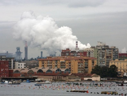 L’Ilva non sta rispettando le prescrizioni previste dalla nuova Autorizzazione integrata ambientale firmata dal ministro dell’Ambiente Corrado Clini lo scorso 26 ottobre e dunque sta continuando ad inquinare, aumentando il danno ambientale già in atto. A sostenerlo, con una vera e proprio comunicazione di reato inviata alla Procura lo scorso 13 febbraio sono il direttore generale di Arpa Puglia Giorgio Assennato, il direttore scientifico Massimo Blonda e il funzionario Simona Sasso. Il documento, sia pure largamente omissato, è stato depositato ieri mattina dai sostituti procuratori Giovanna Cannarile e Remo Epifani dinanzi al tribunale dell’appello, chiamato a valutare i ricorsi […]