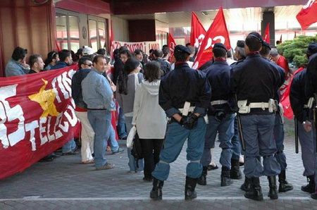 Venerdì 29 marzo 2013 alle 13.30 è chiamata al Tribunale di Saronno la seconda udienza del processo che vede imputati 20 tra compagni e compagne del SI Cobas, dello Slai Cobas, del Centro Sociale Vittoria di Milano del La Sciloria del C.S Kinesis e in generale del Coordinamento di sostegno, con riferimento alla lotta dei lavoratori delle cooperative in appalto ai magazzini Bennet di Origgio iniziata nel mese di luglio del 2008 e protrattasi per quasi un anno. Una dura lotta autorganizzata, risultata vincente, che ha conquistato un deciso miglioramento delle condizioni salariali e normative, che ha rotto l’onnipresente condizione di […]