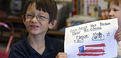 Ogni giorno in USA cinquanta milioni di persone vivono la tragedia della fame. Un bimbo su quattro, nel Paese dell’obesità, è ‘food insicure’, la formula con cui gli esperti definiscono chi non è certo di trovare qualcosa da mangiare. Un problema antico della società americana, ma che si presenta in modo ancora più grave in questi anni di crisi economica, raccontato da un documentario in uscita in questi giorni negli Stati Uniti: ‘A Place at the Table’, un posto a tavola, a cura di Participant Media e Magnolia Pictures, diretto da Lori Silverbush e Kristi Jacobson. Come spiega il […]