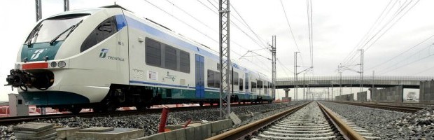 Le cifre portoghesi offrono una chiave per leggere uno dei temi più importanti del dibattito sull’Alta velocità e sui grandi corridoi infrastrutturali europee. Perché il dibattito sulle grandi opere viarie, a Bruxelles come in Italia, è sempre condizionato dall’eco di grandi previsioni disattese e di altrettanto grandi promesse a lunga scadenza: opere che andranno in esercizio fra il 2030 e il 2050, costi abbattuti nell’arco di decenni, rientri economici – spesso mirabolanti – previsti ben oltre la metà del secolo appena iniziato. Di che cosa ci parla, allora, il Portogallo? Di 16,7 miliardi di disavanzo accumulato, tra il 2000 e il 2010, per gli […]