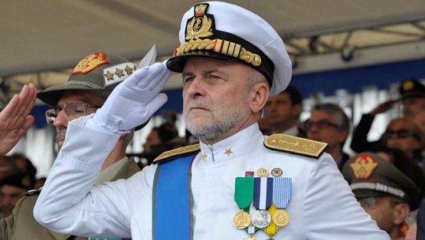 Redazione di Operai Contro, Il capo delle Forze armate ammiraglio Luigi Binelli si è incazzato. In effetti ha ragione. Il vero responsabile dell’uccisione dei due pescatori indiani è proprio lui: ammiraglio Luigi Binelli. Non faccia storie e si consegni alle autorità Indiane. Un lettore  