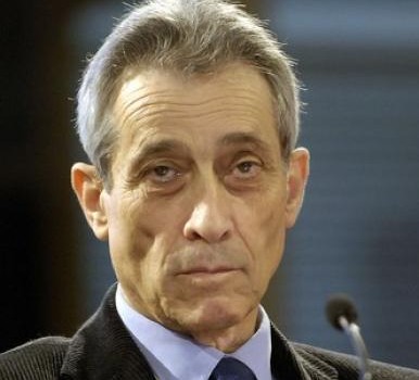 L’annuncio arriva durante il precetto pasquale, a margine della messa officiata in fabbrica dall’arcivescovo, monsignor Filippo Santoro. Ci sono migliaia di lavoratori con le loro famiglie. La platea è sterminata. Il presidente dell’Ilva, Bruno Ferrante, conferma l’ingresso nella rinnovata struttura societaria di Enrico Bondi, ex supercommissario della spending review, che ha già firmato un contratto di consulenza. Dopo le indiscrezioni giornalistiche dei giorni scorsi, Ferrante lo dice agli operai: Bondi sarà amministratore delegato. Monti ha salvato i padroni buttandoci nella miseria, ora Bondi salverrà l’assassino Riva Per il supercommissario Enrico Bondi non c’è crisi che tenga. A inizio gennaio si era […]