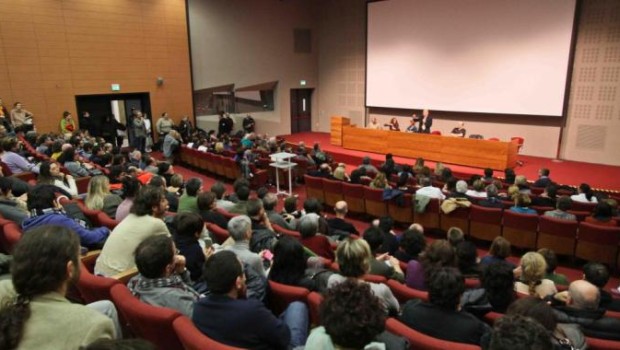 Vince il NO: i lavoratori di Careggi hanno respinto l’accordo su orari di lavoro e nuova turnazione siglato da azienda ospedaliera e centrali sindacali CIGL-CISL-USB. Contrariamente da quanto emerso dal referendum predisposto da CGIL per i propri iscritti, la consultazione aperta a tutti i lavoratori ha dato un segnale incontrovertibile: 1333 NO su 1342 votanti, solo 8 i favorevoli. Il risultato, con la volontà di proseguire la lotta, sancisce anche il rifiuto di un certo comportamento sindacale, supino alle scelte aziendali e alla costante ricerca di una linea sempre compromissoria, mai conflittuale e alternativa. Chi ha firmato l’accordo sperava di comprare gli infermieri con un […]