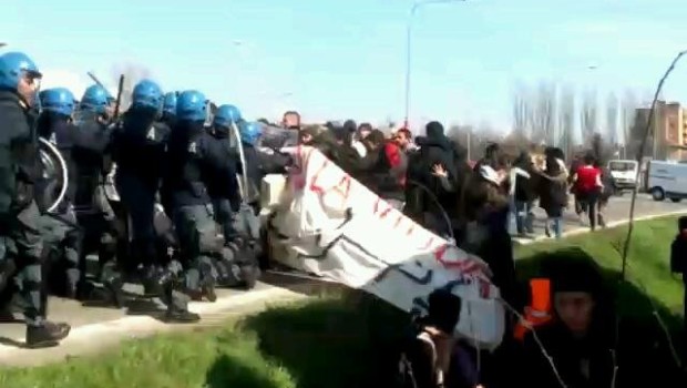 Alle 10 di questa mattina, i facchini della Stef (cooperativa Quick Trade), si sono radunate in oltre un centinaio davanti ai cancelli della fabbrica. Il turno entrante in sciopero è stato raggiunto da quello montato alle 6 di mattina, dando inizio alla battaglia con conseguente blocco di tutti i mezzi in entrata e in uscita. Sul luogo intanto accorrevano una quindicina di delegati di TNT-SDA-DHL e Esselunga dando manforte ai propri compagni della Stef Pur essendovi un latente e palese scontro politico in atto  con il SI.Cobas, anche la CGIL ha deciso di partecipare allo sciopero producendo così il […]