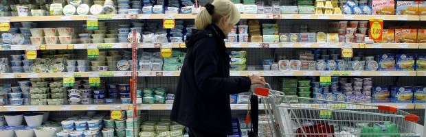 Redazione di Operai Contro, il parlamento è un bordello. Si chiacchiera, a nostre spese, su come fare un governo. Intanto la miseria e la disoccupazione avanzano. Il 65% delle famiglie italiane fatica a arrivare alla fine del mese. L’allarme lo lancia Bankitalia. Il dato interessa soprattutto i nuclei che vivono in affitto, in cui il capo-famiglia è operaio oppure disoccupato, pensionato, impiegato a tempo parziale. Dopo il primato del salario più basso d’europa, conquisteremo il primato della miseria. Bersani, Vendola, Berlusconi, Monti, Grillo, Casini e soci potranno continuare a fare ricchi pranzi. Uno dei tanti miserabili