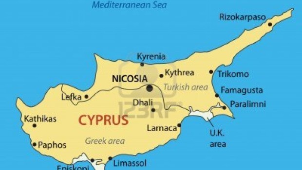 Dopo 10 ore di trattative, i ministri delle Finanze della zona euro hanno trovato nella notte tra sabato e domenica un accordo di massima su un pacchetto di aiuti a Cipro, il cui settore bancario è sull’orlo del collasso. Pur di ridurre l’ammontare del prestito a 10 miliardi di euro, come richiesto dal Fondo monetario internazionale, il paese mediterraneo imporrà ai propri depositanti una tassa una tantun. Cipro diventa così il quinto paese dell’unione monetaria a ricevere il sostegno dei suoi partner da quando è scoppiata la crisi debitoria. Il piano di aiuti  prevede che tutti i depositi bancari […]