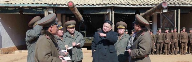 fino ad oggi la guerra di Corea non è mai terminata Pyongyang, tra le misure  decise in risposta al ciclo di esercitazioni militari congiunte tra Corea del Sud e Usa tenute dall’11 al 21 marzo, aveva deciso di cancellare l’armistizio del 1953, sospendere la ‘linea rossa’ al villaggio di Panmunjom usata anche per le comunicazioni umanitarie della Croce Rossa, e lanciato la minaccia di attacco nucleare “spietato e preventivo” contro Washington e Seul. Inoltre le forze armate del regime hanno dichiarato di essere in “assetto da combattimento”, con i missili puntati contro gli Stati Uniti. Il taglio delle comunicazioni militari è verosimile complichi il funzionamento del distretto industriale congiunto di Kaesong, al […]