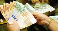 Caro Operai Contro, 18 mila e 844 euro, è quanto ha dichiarato in media al fisco ogni padrone nel 2011. Una cifra addirittura inferiore alla media dei lavoratori dipendenti che è stata di 20 mila euro. L’80% del gettito Irpef lo pagano col sostituto d’imposta, lavoratori dipendenti e pensionati, rispettivamente con il 54,5% e il 25,5%. Lo rende noto il ministero dell’economia. Proprio in questi giorni è arrivata anche la notizia ufficiale, che i detentori della ricchezza in Italia hanno aumentato il loro bottino del 5%, mentre i poveri assoluti sono arrivati a 4 milioni. Il governo che tentano […]