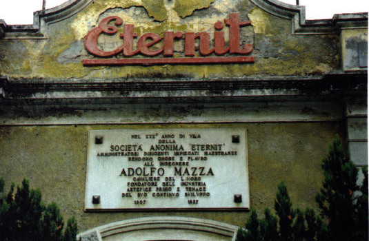 Redazione di Operai Contro, Migliaia di operai sono stati uccisi negli stabilimenti italiani della Eternit. Il pm Raffaele Guariniello ha chiesto vent’anni di reclusione per lo svizzero Stephan Schmidheiny e per il belga Louis de Cartier, Un’altro processo farsa. I padroni e i capi non hanno mai fatto un giorno di galera Il pm, dopo aver elencato grandi disastri quali le tragedie della Thyssen, di Sarno, di San Giuliano, ha aggiunto: “Una tragedia come questa, però, non l’ho mai vista. Una tragedia che continua a seminare morti, consumata in tutto il mondo sotto un’unica regia, senza che nessun tribunale al mondo abbia finora mai chiamato a risponderne […]