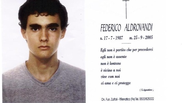 Gli agenti del Coisp a Ferrara sostano provocatoriamente sotto la finestra dove lavora Patrizia Moretti madre di Federico Aldrovandi. Il ministro dell’Interno Anna Maria Cancellieri afferma: ”No, non ci saranno sanzioni, ma un giudizio morale assolutamente negativo sì” dice la responsabile del Viminale. I poliziotti non rispettano il giudizio del tribunale e Cancellieri non prevede sanzioni Questa è l’Italia dei padroni Ferrara, via dell’Ippodromo. All’alba del 25 settembre 2005 muore a seguito di un controllo di polizia Federico Aldrovandi, 18 anni. Dopo due anni di coperture e reticenze, durante i quali le versioni ufficiali sposavano la tesi della morte per […]