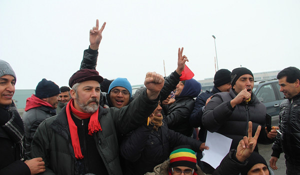 Mentre Marchionne si alza lo stipendio del 50% nell’ultimo anno portandolo a 7.2 milioni di Euro, gli operai Fiat subiscono le seguenti condizioni; – Migliaia di cassa-integrati negli stabilimenti, Mirafiori, Pomigliano, anche Melfi e Cassino… -Migliaia di operai ora rischiano il licenziamento dopo qualche anno di cassa-integrazione… -Sono stati effettuati in questi ultimi anni “nuovi” Licenziamenti politici degli operai piu’ combattivi in alcuni stabilimenti (A Modena in Cnh ad esempio) -E’ stato firmato pochi giorni fà da cisl-uil-fismic-ugl un nuovo contratto (ccsl non ccnl) che abbassa ulteriormente il salario gia’ magrissimo degli operai – non paga i primi 3 […]