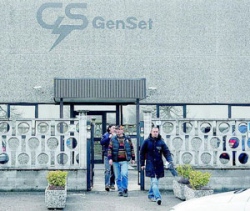 Alla GEN-SET, fabbrica di motosaldatrici di Villanova d’Ardenghi in provincia di Pavia, sono tutti felici: provincia, padrone e sindacalisti. Contratto di solidarietà rinnovato. Si uniscono alle felicitazioni, si presume, i sindaci dei comuni limitrofi del territorio (Cava Manara, Carbonara al Ticino, Gropello Cairoli, Zinasco) che in gennaio avevano proposto un sostegno economico per gli 85 operai in esubero previsti. Quindi niente nuovi autovelox ed aumenti dei ticket delle mense scolastiche. Per ora. Maurizio Carrera, FIOM Pavia, dichiarava solo 2 mesi fa che “dipenderà tutto dalla volontà dell’azienda di continuare ad investire”. La voce del padrone, con contemporaneo smarcamento carpiato […]