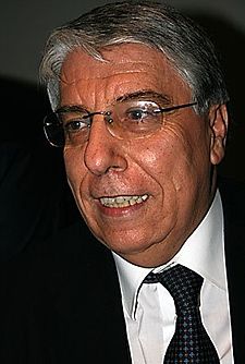 Carlo Giovanardi è il politico italiano che è passato dalla DC al Pdl attraversando l’UDC di Casini, Carlo Giovanardi nelle elezioni del 2013 è stato rieletto senatore del Pdl. Carlo Giovanardi è un difensore degli assassini. Carlo Giovanardi  si era già prodigato in passato sull’assassinio di Federico Aldrovandi Nel luglio 2007 bollò Federico come “eroinomane”. l giudici, nella sentenza che condannava i quattro poliziotti, facevano notare che ognuna delle 54 lesioni disseminate sul corpo di Federico meriterebbero un processo penale. I politici Italiani possono fare e dire tutto ciò che vogliono, nessun giudice li condannerà I  poliziotti che hanno […]