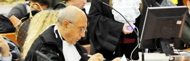 Redazione di Operai contro, i giudici hanno ridotto le pene ai padroni responsabili della strage. I padroni non hanno fatto un minuto di galera e non la faranno. I sostituti procuratori Laura Longo e Francesca Traverso, che insieme al pm Raffaele Guariniello hanno condotto l’indagine sul rogo mortale del 6 dicembre 2007 e i due gradi di processo, vogliono chiudere formalmente altre tre inchieste connesse e aprire nuovi procedimenti. Una continuazione della buffonata di processo per illudere i familiari Un operaio di Torino