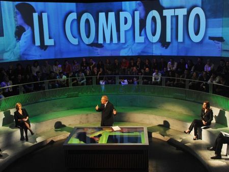 Provo a scrivere un post dedicato al tema del “complotto”, visto che ultimamente sta circolando la notizia concernente il giudizio entusiastico espresso da Goldman Sachs sull’esito delle elezioni politiche italiane ed in particolare rispetto alla vittoria del M5S. Premetto anzitutto che non amo le dietrologie o le ipotesi complottiste, anche perché costituiscono un retaggio ed un malcostume culturale tipico dell’estrema destra, in modo particolare delle tradizioni esoteriche ed occultiste di origine e di marca nazista. Detto ciò, aggiungo che il mio ragionamento aspira ad essere molto più ampio, articolato e complesso e non limitarsi semplicemente a riportare o a […]