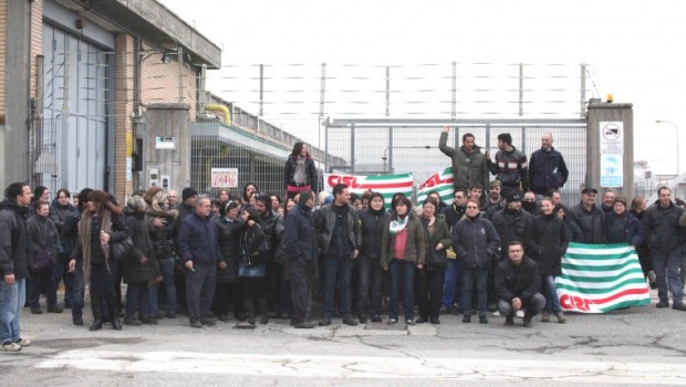 Un’altra azienda in crisi: la Ilmed Logistic, impresa logistica che lavora nell’ambito dei ricambi Fiat, ha annunciato il licenziamento collettivo dei 250 lavoratori che operano nello stabilimento nonese (l’ultimo dei capannoni industriali dell’area “Ex Indesit”). Tutti soci della cooperativa “New Coop”. Esasperazione e rabbia questa mattina davanti ai cancelli della NN Euroball, multinazionale che produce sfere per cuscinetti, dopo l’annuncio che domani partirà la procedura per il licenziamento di 77 dipendenti su un totale di crica 270. A protestare somo oltre un centinaio di lavoratori. «E’ la prima volta che accade una cosa del genere in questo stabilimento -spiegano […]