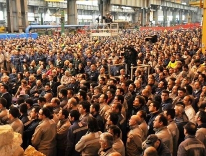  Redazione di Operai Contro, sono uno dei 18 mila schiavi salariati  dell’ILVA. Per anni ci hanno ricattato. O accettavamo di lavorare con la morte sulle spalle o accettavamo di morire di fame. Noi schiavi salariati abbiamo accettatodi lavorare per il padrone. Poi sono arrivati gli ambientalisti a dire che il nostro lavoro ammazzava anche gli abitanti della città. Ancora un ricatto quello tra lavoro e ambiente. Avevo una famiglia, avevo dei figli. La mia famiglia era al servizio dei padroni e i miei figli futuri schiavi salariati. Oggi ho capito che il vero problema è il profitto dei padroni. […]