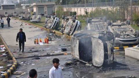 Gurgaon in Haryana è presentato come l’India splendente, un simbolo di successo capitalista promettendo una vita migliore per tutti dietro la porta dello sviluppo. A prima vista le torri per uffici e centri commerciali riflettono questa chimera e anche le facciate delle fabbriche potrà apparire come un albergo di lusso Dietro la facciata, dietro le mura della fabbrica e nelle strade laterali delle aree industriali migliaia di operai devono mantenere i padroni, la produzione di auto e scooter per le classi medie che finiscono nel traffico sulla nuova autostrada tra Delhi e Gurgaon. Migliaia di lavoratori giovani proletarizzati sono […]