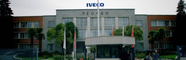 Un accordo da mezzo miliardo di euro e 1.200 posti di lavoro tra la capitale e Valladolid entro il 2016, come Marchionne ha garantito al Premier spagnolo, Mariano Rajoy. Con un “sostanzioso aiuto pubblico” garantito dal Governo, concretizzato lo scorso 28 di dicembre in 20 milioni di euro. La strategia della FIAT è molto semplice: promettere posti di lavoro in cambio di miliardi di euro dei governi e del consenso dei sindacalisti, poi prendere i miliardi e licenziare gli operai I salari degli operai della IVECO spagnola sono di 16 mila euro l’anno. Nella Spagna con un 25% di disoccupazione l’accordo a cui […]