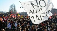 Sabato 16 marzo si è svolta a Milano una grande manifestazione. Sicuramente più di 20mila persone, in gran parte giovani, dalle 15 alle 20,  hanno attraversato i quartieri Ticinese, Vigentino, Romana e Corvetto. L’occasione è stata offerta dal decimo anniversario dell’assassinio di Davide Dax Cesare da parte dei fascisti. La manifestazione ha assunto una precisa connotazione anticapitalista, facendosi portavoce delle necessità che oggi più colpiscono i proletari, giovani e vecchi, a partire dalla casa. Milano, capitale della speculazione edilizia, alimentata dall’Expo, è diventata capitale del disagio sociale, con centinaia di homeless costretti a vivere per le strade e migliaia […]
