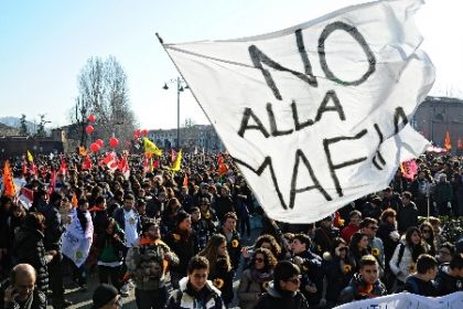 Sabato 16 marzo si è svolta a Milano una grande manifestazione. Sicuramente più di 20mila persone, in gran parte giovani, dalle 15 alle 20,  hanno attraversato i quartieri Ticinese, Vigentino, Romana e Corvetto. L’occasione è stata offerta dal decimo anniversario dell’assassinio di Davide Dax Cesare da parte dei fascisti. La manifestazione ha assunto una precisa connotazione anticapitalista, facendosi portavoce delle necessità che oggi più colpiscono i proletari, giovani e vecchi, a partire dalla casa. Milano, capitale della speculazione edilizia, alimentata dall’Expo, è diventata capitale del disagio sociale, con centinaia di homeless costretti a vivere per le strade e migliaia […]