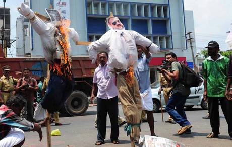I due marò accusati di aver assassinato due pescatori indiani, sono stati reintegrati al loro posto nell’esercito italiano. Il presidente della Corte Suprema Altamas Kabir ha sostenuto oggi che quando ha presentato insieme ai marò una dichiarazione giurata, l’ambasciatore in India Daniele Mancini “automaticamente ha perso il diritto all’immunità”. “Ho perso ogni fiducia nel sig. Mancini”, ha concluso il magistrato. Mancini ha firmato la sua dichiarazione giurata a nome dell’Italia. Ha quindi disposto l’estensione del suo precedente ordine secondo cui il diplomatico non può lasciare l’India. Alcune centinaia di aderenti alla Società dei pescatori del Kerala, presieduta da T. […]