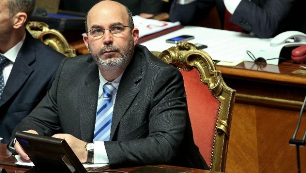 Redazione di Operai Contro, i senatori del M5S che hanno votato per il rappresentante del Pd di Bersani continuano a giustificarsi  invocando la libertà di coscienza. Wikipedia riporta: la Dichiarazione universale dei diritti dell’uomo afferma all’articolo 18: «Ogni individuo ha il diritto alla libertà di pensiero, coscienza e di religione; tale diritto include la libertà di cambiare religione o credo, e la libertà di manifestare, isolatamente o in comune, sia in pubblico che in privato, la propria religione o il proprio credo…» La Costituzione della Repubblica Italiana, all’articolo 21, recita: «Tutti hanno diritto di manifestare liberamente il proprio pensiero con la parola, […]