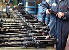 Caro Operai Contro, nonostante la legge proibisca di vendere armi a paesi in guerra, nonostante la richiesta di embargo votata dal Parlamento europeo, nei confronti di questi paesi, il governo Renzi non ha mai fermato le autorizzazioni all’esportazioni di armi. Nel 2015 il bilancio della Rwm Italia Spa, è aumentato del 20%, passando dai 40 milioni di euro nel 2014, ai 48 milioni del 2015. I padroni che intascano profitti al tritolo, ringraziano Renzi, loro grande sponsor. Saluti dalla Sardegna   L’articolo di Sardinia Post Tempi di guerra e di incassi sonanti per l’industria degli armamenti. Non fa eccezione […]