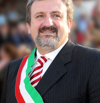 E i sindacati sono uniti nell’incredulità che i padroni vogliano chiudere Nel caso in cui “il sindacato dovesse decidere per forme di lotta più incisive, come l’occupazione dello stabilimento, la città ed il sindaco in persona saranno dalla parte degli operai e occuperanno la fabbrica”. Il sindaco di Bari, Michele Emiliano, ha iniziato la campagna elettorale per le prossime elezioni regionali fra gli operai della Brdgestone con questa reboante promessa populistica. E ha aggiunto preoccupato che gli operai parlino di “guerra civile”: “La situazione della Bridgestone è catastrofica, perché ha un impatto sul tessuto industriale di Bari, già sotto […]