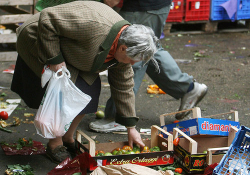 Redazione, per più di quattro pensionati su dieci l’assegno pensionistico non arriva neppure a mille euro al mese. E, ancora, l’80% complessivo riceve meno di duemila euro. Insomma nonostante lo Stato nel 2013 abbia speso 272,7 miliardi in trattamenti previdenziali, per molti gli assegni ricevuti non bastano per arrivare a fine mese. Nel dettaglio analizzato dall’Istat relativamente al 2013 c’è un 13,7% che percepisce tra 2000 e 3000 euro, mentre la quota di chi supera i 3.000 euro mensili è pari al 5,6% (4,3% tra 3.000 e 5.000 euro; 1,3% oltre 5.000 euro). Eppure la spesa è aumentata dello […]