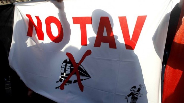 Redazione di Operai Contro, sono stati migliaia i partecipanti alla manifestazione in val Susa. L’alta velocità è un’opera voluta da Berlusconi, Monti, Bersani. Gli unici che beneficeranno dell’opera sono i padroni e gli affaristi mafiosi Bersani vuole la fiducia,ma quale fiducia occorre cacciarlo un vostro lettore NO TAV    