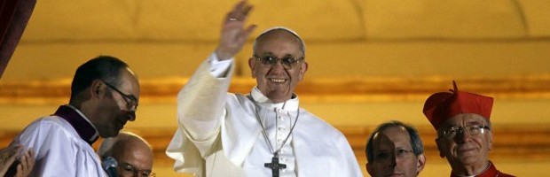 Redazione di Operai Contro, sono giorni che i mass-media ci rompono il cervello sul nuovo papa. Essi insistono molto sulla povertà del papa. E’ ridicolo il papa è il capo del Vaticano. I finanzieri dello IOR continuano ad operare nel mondo della finanza e della produzione come in passato. Il papa è povero ma la chiesa è ricchissima Un lettore di Roma