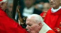 Ovvero i 50 cardinali elettori creati da Giovanni Paolo II nei suoi ventisette anni di pontificato contro i 67 porporati al di sotto degli ottanta anni creati daBenedetto XVI nei suoi otto anni di regno. Il nuovo Papa sarà un cardinale di Wojtyla o uno di Ratzinger? In ogni caso sarà la prima volta perché nel conclave del 2005 fu eletto un porporato –Joseph Ratzinger – elevato cardinale da Paolo VI. Non è detto, però, che il fatto che un principe della Chiesa abbia ricevuto la berretta rossa dal Pontefice polacco o dal suo successore tedesco non consenta a molti porporati creati da Wojtyla di essere più affini […]