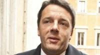 atteo Renzi è stato assunto come dirigente dalla società di famiglia, la Chil Srl, undici giorni prima che l’Ulivo lo candidasse a presidente della Provincia di Firenze nel 2004. Ieri abbiamo raccontato che grazie all’assunzione da dirigente (messo in aspettativa dopo l’elezione) da quasi 9 anni i contributi della pensione del dirigente-sindaco sono versati dalla collettività. Oggi si scoprono nuovi particolari sulle manovre che hanno preceduto e seguito l’assunzione. I consiglieri comunali che hanno fatto scoppiare il caso con la loro interrogazione, Francesco Torselli (Fratelli d’Italia) eMarco Semplici (Lista Galli), non sono soddisfatti della risposta del vice-sindaco di FirenzeStefania Saccardi pubblicata ieri dal Fatto. “Oggi presenteremo una nuova interrogazione […]