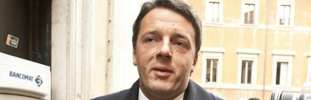 atteo Renzi è stato assunto come dirigente dalla società di famiglia, la Chil Srl, undici giorni prima che l’Ulivo lo candidasse a presidente della Provincia di Firenze nel 2004. Ieri abbiamo raccontato che grazie all’assunzione da dirigente (messo in aspettativa dopo l’elezione) da quasi 9 anni i contributi della pensione del dirigente-sindaco sono versati dalla collettività. Oggi si scoprono nuovi particolari sulle manovre che hanno preceduto e seguito l’assunzione. I consiglieri comunali che hanno fatto scoppiare il caso con la loro interrogazione, Francesco Torselli (Fratelli d’Italia) eMarco Semplici (Lista Galli), non sono soddisfatti della risposta del vice-sindaco di FirenzeStefania Saccardi pubblicata ieri dal Fatto. “Oggi presenteremo una nuova interrogazione […]
