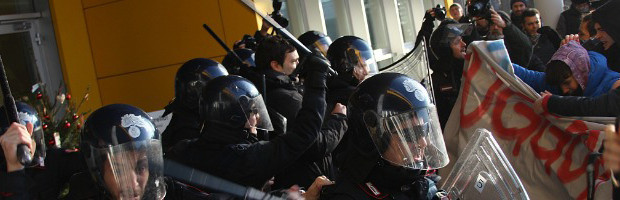 Dal Friuli a Torino, dall’Emilia alla Lombardia e poi Roma e Veneto: ovunque è stato sciopero vero. Si perché venerdì 22 marzo (con delle code sabato e domenica in alcuni hub), una grande mobilitazione ha attraversato l’Italia  e ha avuto come protagonisti diretti i lavoratori della logistica in una corale lotta di classe per la riconquista della dignità e dei diritti nei posti di lavoro. Una giornata caratterizzata da decine di blocchi e da tantissime astensioni dal lavoro e che ha provocato un ingente danno economico alle committenze e alle cooperative responsabili di schiavismo, di ricatti mafiosi di caporali, […]