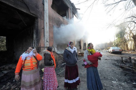 La lega Nord di Maroni è peggiore di quella del ladrone Bossi. La soluzione del problema ROM a Torino, per Maroni, è quella di spedirli fuori dall’Italia ben siggillati nei carri bestiame, ma i ROM sono in gran parte italiani Hitler fece la stessa proposta con gli ebrei, finirono nei forni crematori. Bersani pur di diventare capo del governo contava sui voti del nazi-padano Maroni Il puttaniere Berlusconi e il nazi-padano Maroni devono essere rinchiusi in carcere ROM