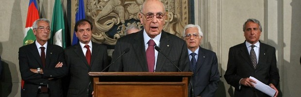 Redazione di Operai Contro, i saggi di  Napolitano sono i soliti noti. Forse il peggio dei soliti noti. Sono nomi che rappresentano gli assi portanti di quell’antico sistema politico e istituzionale che ha portato l’Italia nel baratro in cui si trova oggi.  E adesso siamo di nuovo nelle loro mani. Napolitano ha chiamato il peggio di Pd, Pdl, e del partito di Monti Valerio Onida, costituzionalista di area Pd Luciano Violante, con tutto il suo passato partitocratico alle spalle, simbolo della storia più antica (e non sempre limpida) del Nazareno (ma nel suo caso si potrebbe parlare meglio di […]