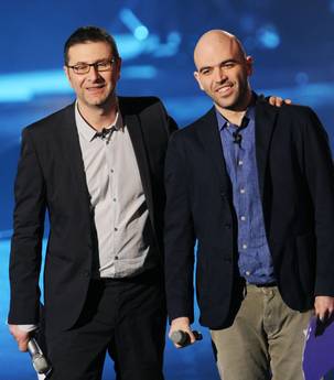 Redazione di Operai Contro, gli scribacchini della sinistra borghese, consumano le penne per scrivere appelli. Il ritornello è sempre lo stesso: Il Partito Democratico e Movimento 5 Stelle collaborino alla formazione del Governo. Questa volta il primo firmatario dell’appello è Roberto Saviano. A riferire dell’iniziativa è stato oggi don Andrea Gallo che ha aderito assieme ad altri personaggi pubblici come don Luigi Ciotti, Michele Serra, Jovanotti e Fabio Fazio. Gli scribacchini dimenticano che il Pd di Bersani ha collaborato con Mario Monti e con il Pdl del puttaniere Berlusconi per fare il culo ai pensionati, ai lavoratori, agli operai. […]