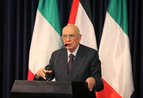 Il Presidente della Repubblica Giorgio Napolitano ha preso atto che difficoltà di vario ordine non consentono una anticipazione della data di convocazione delle Camere, già fissata per venerdì 15 marzo. Resta dunque ancora un ampio spazio per una proficua fase preparatoria delle consultazioni del Capo dello Stato per la formazione del governo. Nel ringraziare la magistratura per lo sforzo di celerità compiuto negli adempimenti di sua competenza relativi alla verifica dei risultati elettorali, il Presidente della Repubblica confida che le operazioni relative all’insediamento delle Camere e alla costituzione dei Gruppi parlamentari si svolgano con la massima sollecitudine possibile. Napolitano […]
