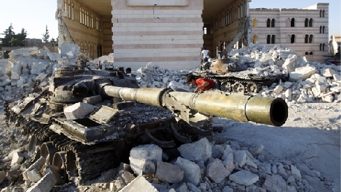 Rassegna Stampa Mo, Siria, Francia, Germania, GB Francia – Armi in Siria? Günther Nonnenmacher Tesi FAZ: Non deve essere presa alla leggera la decisione che Francia e Gran Bretagna – due potenze che nella politica internazionale entrano anche militarmente – stanno prendendo in modo autonomo di annullare l’embargo delle armi alla Siria, cioè rifornire armi ai ribelli. L’esperienza della guerra contro Gheddafi insegna che tali armi possono in seguito essere usate contro chi le ha fornite. ——————————— –       I britannici non credono alla politica internazionale della UE, i francesi hanno dei dubbi. –       La Francia è scontenta per lo […]