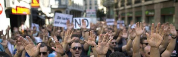 Redazione di Operai Contro, i padroni e i loro politici sono degli stupidi imbroglioni. Dicono che bisogna “spiegare ai miserabili” perche è utile la loro miseria e intanto preparano la repressione. Juncker come Monti e Bersani. L’ex presidente dell’Eurogruppo Jean-Claude Juncker ha lanciato l’allarme. Le politiche di austerity e rigidità dei paesi europei rischiano di peggiorare la situazione e aumentare le tensioni. “Non escluderei il rischio di una rivolta sociale” ha detto al suo arrivo al vertice europeo aBruxelles. Il premier lussemburghese, parlando della crescente insofferenza contro le politiche di austerity ha dichiarato necessario “spiegare meglio le nostre politiche, sviluppando l’idea semplice per cui […]