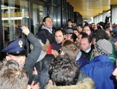 Nessun passo indietro. La Bridgestone «è pronta a sedersi a qualsiasi tavolo», ma la decisione di chiudere lo stabilimento di Bari è presa, la decisione era e resta «irrevocabile». L’annuncio, quando mancano pochi minuti alle nove della sera, arriva dopo sette lunghe ore di confronto nella sede di Confindustria Bari per bocca del direttore del personale dello stabilimento barese, Nicola Raspone. I tavoli servono solo ai politici e ai padroni Gli operai della Bridgestone di Bari (ai 950 dipendenti diretti vanno aggiunti almeno altri duecento, tra operai interinali e addetti ai vari servizi che da anni sono esternalizzati) faranno […]