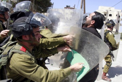 Palestina. Inoccasione della “Giornata della Terra“, si ricordano sei palestinesi uccisi nel 1976 dalle forze di sicurezza israeliane, durante una manifestazione di protesta contro l’esproprio di terre. Ieri migliaia di palestines ihanno partecipato alle commemorazioni per questa giornata. Sempre in migliaia hanno preso parte al corteo organizzato nel villaggio diSakhnin, nel nord della Galilea. Questa è una guerra per la nostra esistenza”, ha detto la parlamentare del partito Balad, Hanin Zoabi. Decine di palestinesi hanno manifestato anche nei pressi del checkpoint di Qalandiya, vicino Gerusalemme. Qui i militari israeliani, dispiegati in forza per l’occasione, sono stati oggetto di una sassaiola a cui hanno […]