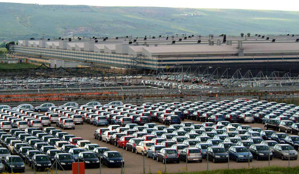 Febbraio si chiude con un nuovo tonfo per il mercato dell’auto in Italia. Il mese scorso sono state immatricolate appena 108.419 nuove vetture, con una flessione del 17,41% rispetto alle 131.271 dello stesso mese del 2012. A gennaio il calo delle vendite era stato del 17,58%. Lo comunica il ministero dei Trasporti e delle Infrastrutture. A febbraio Fiat Group Automobiles ha immatricolato in Italia 30.874 nuove autovetture, in flessione del 16,84% rispetto alle 37.126 di un anno fa. A gennaio le vendite del gruppo torinese erano scese del 15,76%. Nei primi due mesi del 2013 il Lingotto ha venduto […]