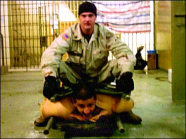 I padroni regalano la fame e la disoccupazione agli operai e sono dei torturatori nei paesi occupati. Questa è la democrazia dei padroni di tutto il mondo. Veterano delle guerre sporche. Così il Guardian definisce il colonnello James Steele, cinquantottenne ex membro delle forze speciali in America Centrale (El Salvador e Nicaragua), chiamato dall’ex Segretario alla Difesa Donald Rumsfeld a gestire il corpo paramilitare, i mercenari, del Pentagono nel tentativo di placare l’insurrezione sunnita insieme alla forze collaborazioniste irachene. Oltre a Steele c’era poi anche il Colonnello James H. Coffman, che riportava direttamente al Generale David Petraeus, ex direttore della Cia […]