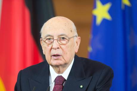 “Al mio rientro dalla Germania, ho potuto prendere meglio visione delle prese di posizione apparse sulla stampa italiana in ordine alle prospettive post elettorali. Sono state affacciate – sia da analisti e commentatori sia da esponenti politici – le ipotesi più disparate circa le soluzioni da perseguire. Nel ribadire attenzione e rispetto per ogni libero dibattito e, soprattutto, nel riservarmi ogni autonoma valutazione nella fase delle previste consultazioni formali con le forze politiche rappresentate in Parlamento, mi permetto di raccomandare a qualsiasi soggetto politico misura, realismo, senso di responsabilità anche in questi giorni dedicati a riflessioni preparatorie. Abbiamo tutti […]