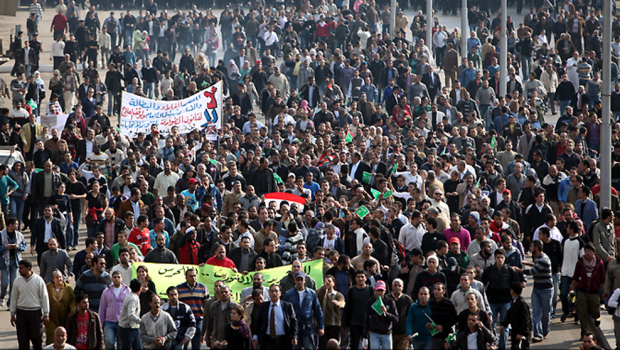 Caro Operai Contro, dopo la ventata elettorale del M5S, ci riscopriamo sepolti dalla vecchia politica. Bossi dice che Maroni ha il culo molto più largo per poter stare su molte poltrone. Calderoli padrino del Porcellum, ricompare in TV a parlare di tattiche per eleggere Schifani a presidente del Senato. Il nuovo papa non ha il crocifisso d’oro, ma lo Ior resta la banca del Vaticano. Questo lungo inverno annuncia ancora neve. Sciogliamola una volta per tutte. Saluti da una lettrice operaia.