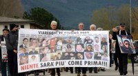 Si apre stamani al polo fieristico di Lucca l’udienza preliminare per il procedimento della strage di Viareggio del 29 giugno 2009: le vittime furono 32. La solita magistratura della repubblica borghese: 4 anni per iniziare un processo per strage, 100 anni per arrivare alla fine. Fra i 32 imputati c’e’ l’ad di Fs Mauro Moretti, e dirigenti e funzionari delle altre societa’ del gruppo, oltre a quelli della Gatx, la societa’ proprietaria del convoglio che deraglio’, la Jugenthal, e della Cima, che eseguirono le revisioni. Al cancello dell’area del polo fieristico che ospitera’ l’udienza sono stati affisse le foto […]